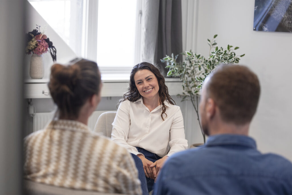 Solvej i samtale med et par i klinikken